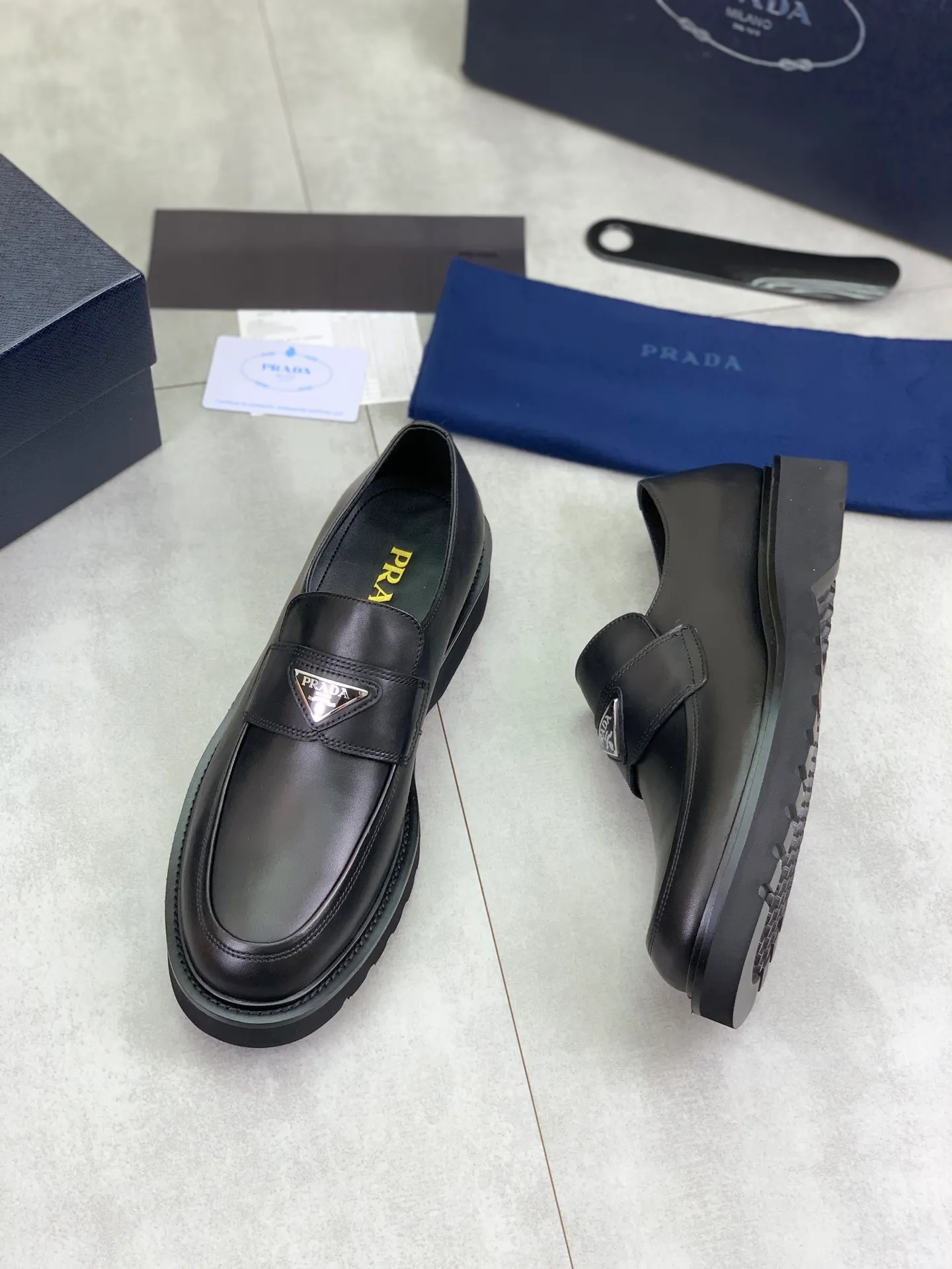 Factory price P860 💰Original quality, top version🔱 ＰＲＡＤＡPrada. Men's business casual leather shoes, top-quality leather shoes. 1:1 shipment ⬆️Luxurious and noble 👞All imported original color-rubbed edge beads, just to create a more comfortable wearing experience. Upper: Original comfortable open-edge bead rubbed color calfskin ➕Top imported water-dyed full cow lining, original lightweight and comfortable TPU foam combination bottom ✔️Code number: 39-45 (38.46 47 can be customized)